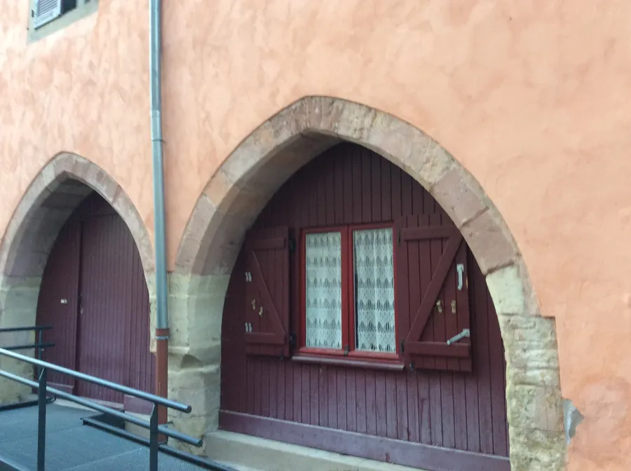 Image du carousel qui illustre: Les vestiges de fenêtres « gothique flamboyant » à Lunéville