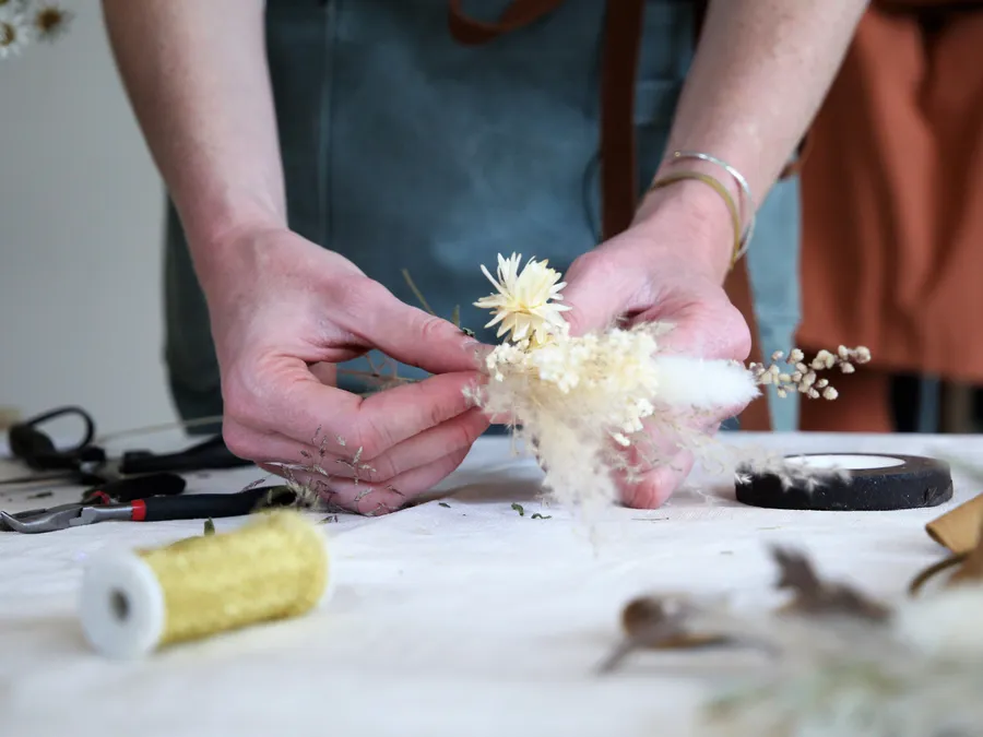 Image du carousel qui illustre: Créez votre guirlande de fleurs séchées en famille à Tassin-la-Demi-Lune
