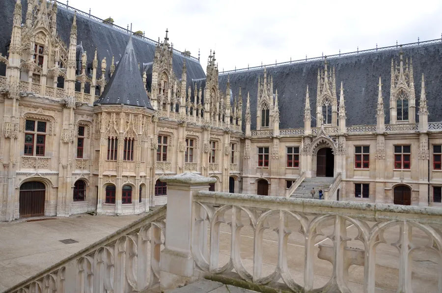 Image du carousel qui illustre: Visite libre du Palais de Justice à Rouen