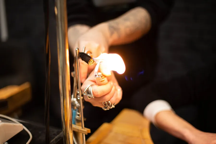 Image du carousel qui illustre: Créez vos boucles d'oreilles créoles en argent à Lyon