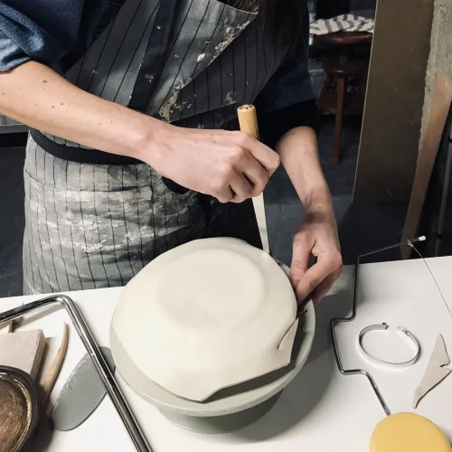 Image du carousel qui illustre: Modelez votre plat de service en céramique à Paris