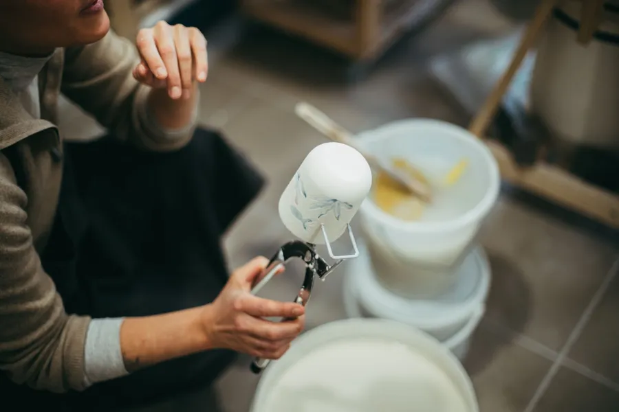 Image du carousel qui illustre: Initiez-vous au décor sur porcelaine à Caluire-et-Cuire