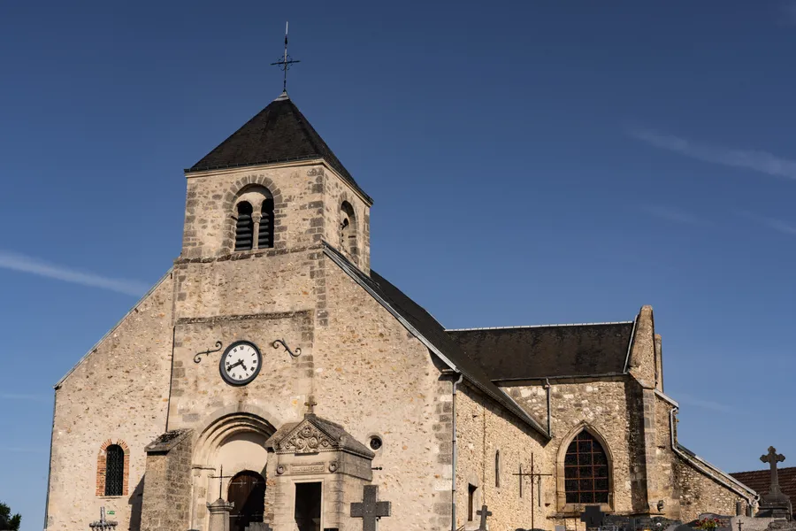Image du carousel qui illustre: Menez l'enquête dans une église romane à Chouilly