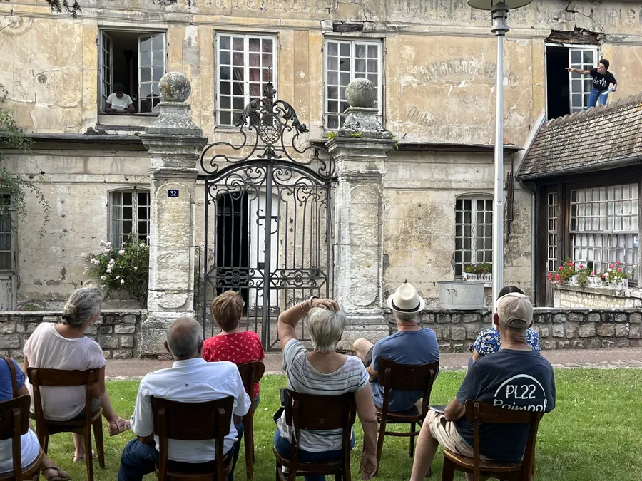 Image du carousel qui illustre: Visite guidée théâtralisée sur façade à Val-de-la-Haye