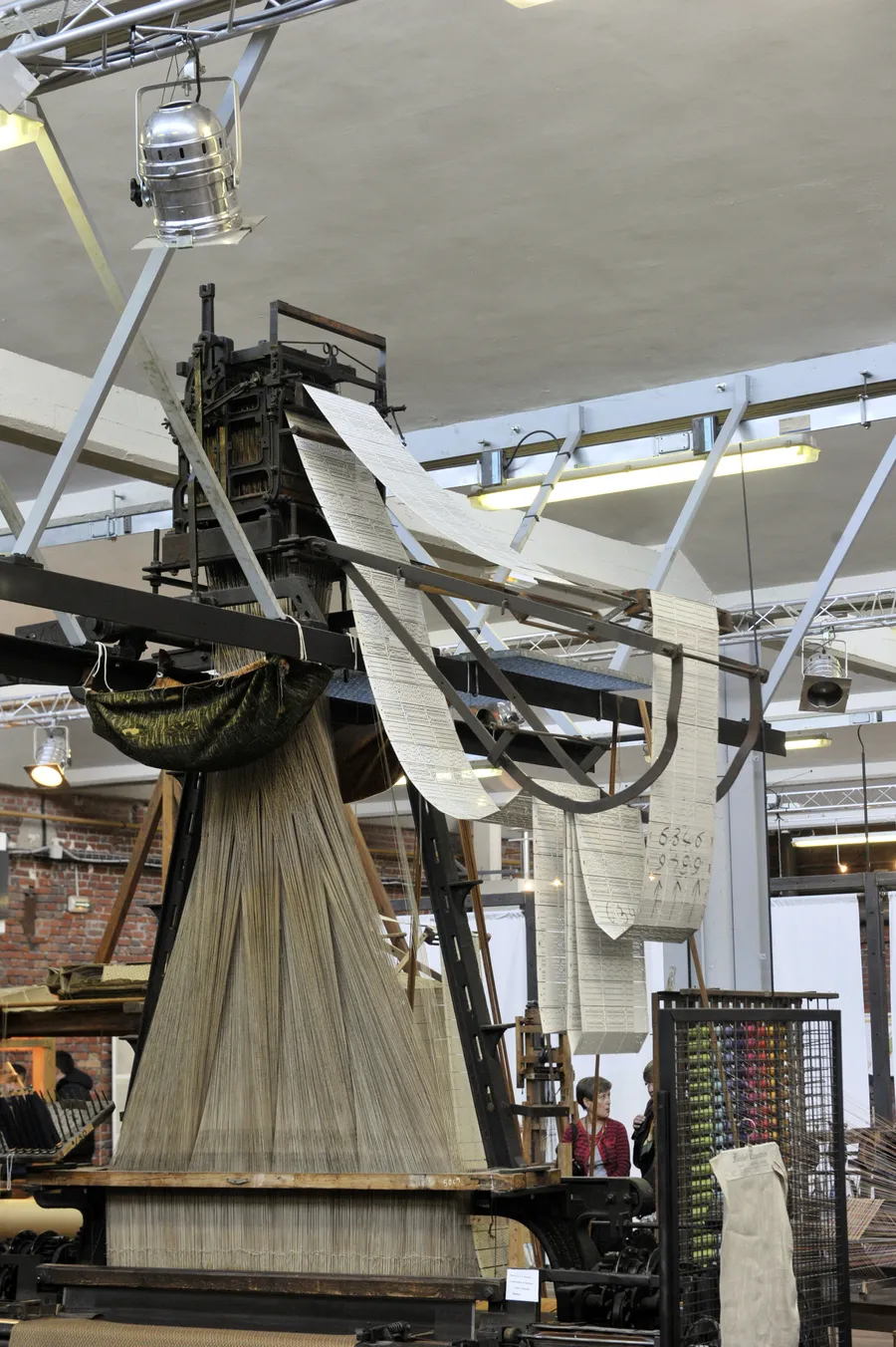 Image du carousel qui illustre: Visite guidée des collections de la Manufacture, musée de la mémoire et de la création textile à Roubaix