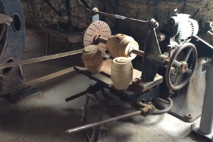 Image du carousel qui illustre: Venez découvrir le conservatoire d'outils anciens animé par des démonstrations à Mayrinhac-Lentour