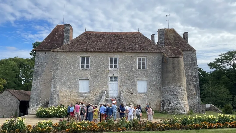 Image du carousel qui illustre: Le château du Ry-Chazerat, de l'extérieur à l'intérieur. En partenariat avec l'Académie des sciences et l'office de tourisme Sud Vienne Poitou à Journet