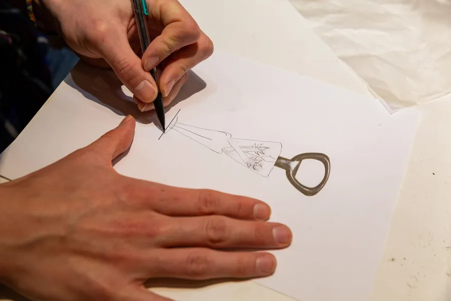 Image du carousel qui illustre: Façonnez votre décapsuleur ou bouchon en métal à Paris