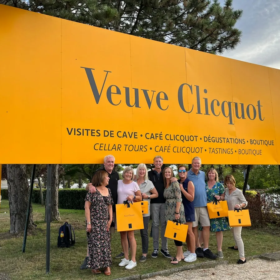 Image du carousel qui illustre: Reims : Dégustation de champagne et visite de caves Excursion d'une journée au départ de Paris à Paris