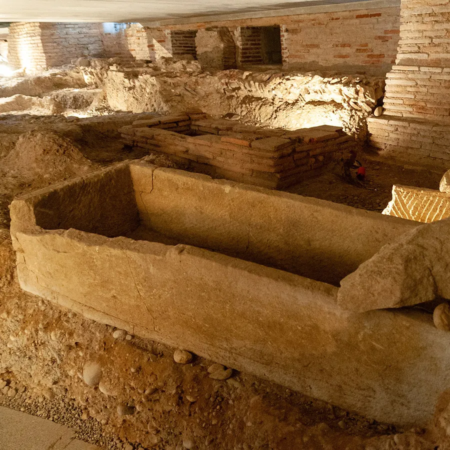 Image du carousel qui illustre: Visite guidée de la crypte archéologique de l'ancienne église Saint-Pierre-des-Cuisines à Toulouse