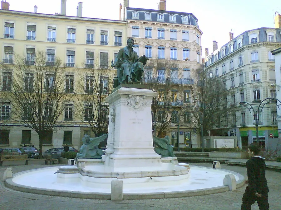 Image du carousel qui illustre: Monument à Ampère à Lyon