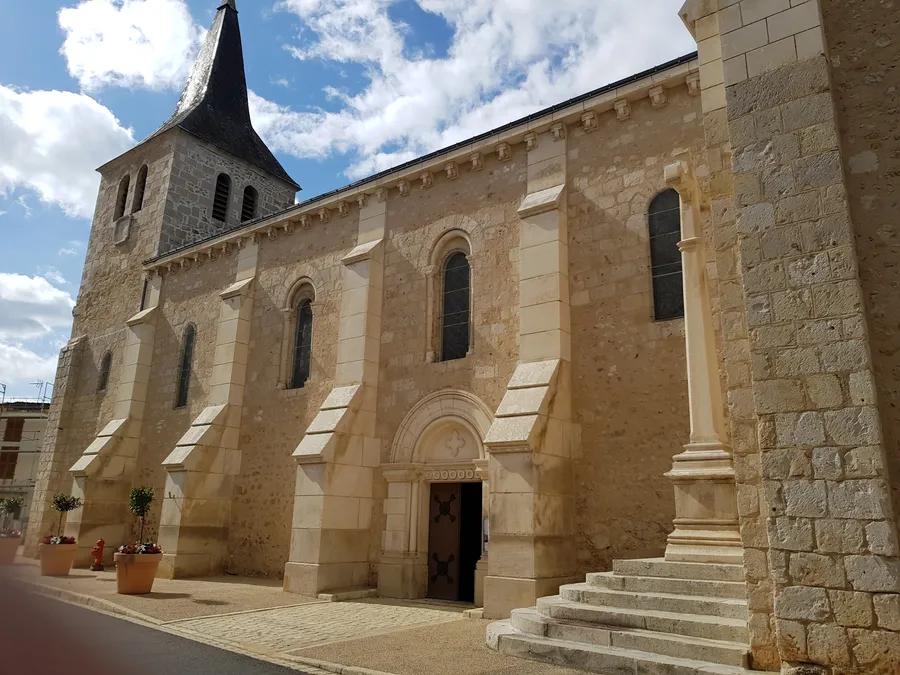 Image du carousel qui illustre: L’église Sainte-Marie-Madelaine à Lussac-les-Châteaux