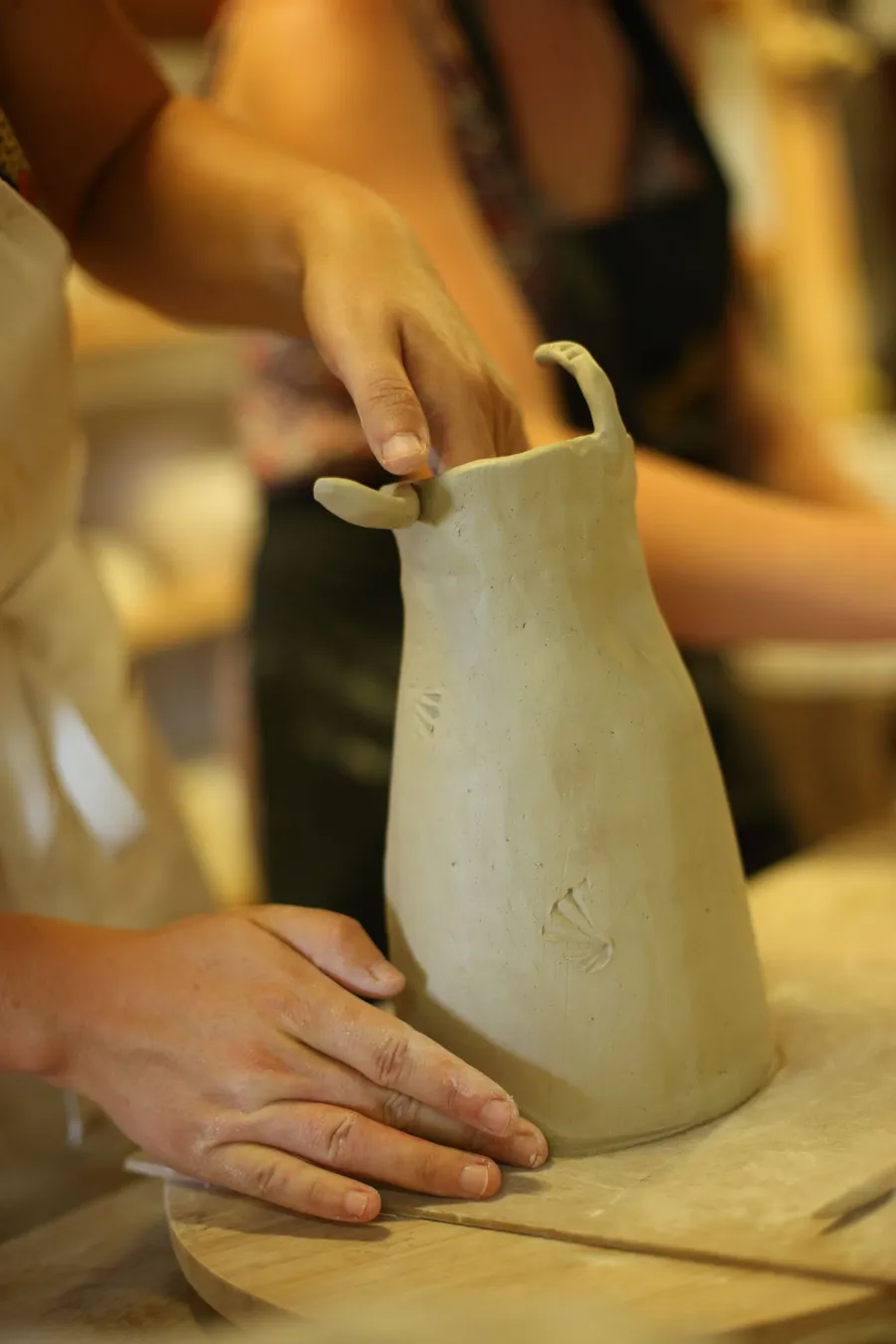 Image du carousel qui illustre: Modelez votre vase organique à Saint-Laurent-d'Onay