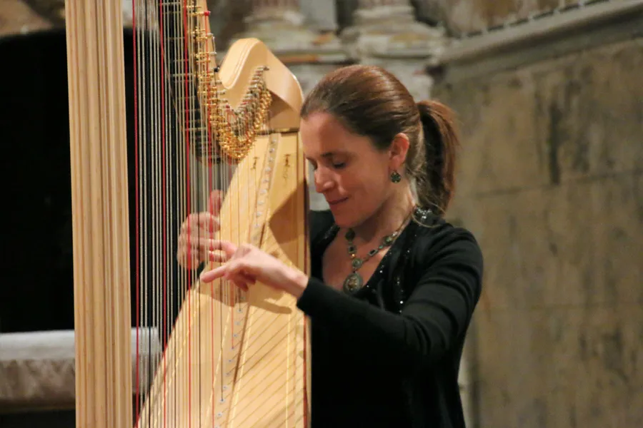 Image du carousel qui illustre: Concert de la harpiste Agnès Peytour à Saint-Amant-de-Boixe