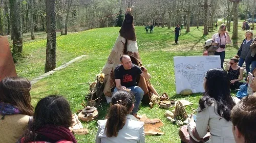 Image du carousel qui illustre: Découvrez un campement préhistorique et des animations jeunesse à Aventignan