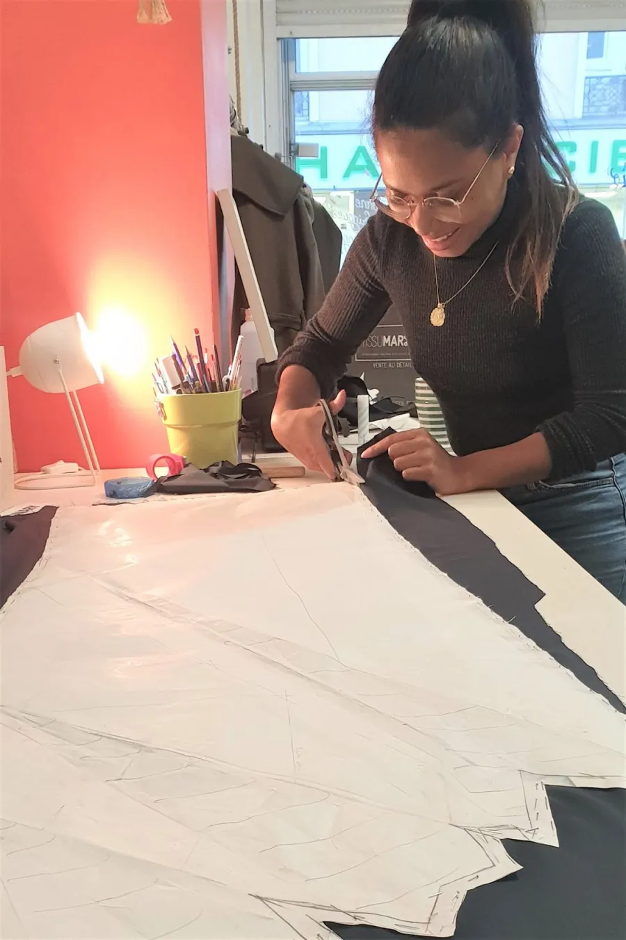 Image du carousel qui illustre: Plongez dans la vie d'une styliste-modéliste sur 3 j à Paris