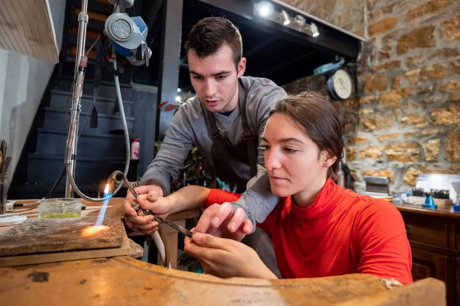 Image du carousel qui illustre: Fabriquez vos créoles en argent à Lyon