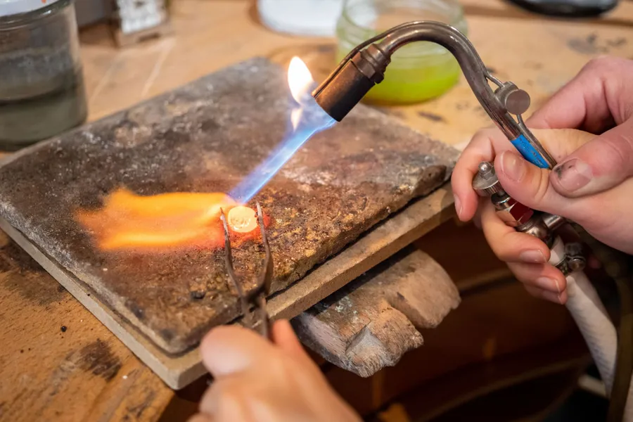 Image du carousel qui illustre: Fabriquez vos créoles en argent à Lyon