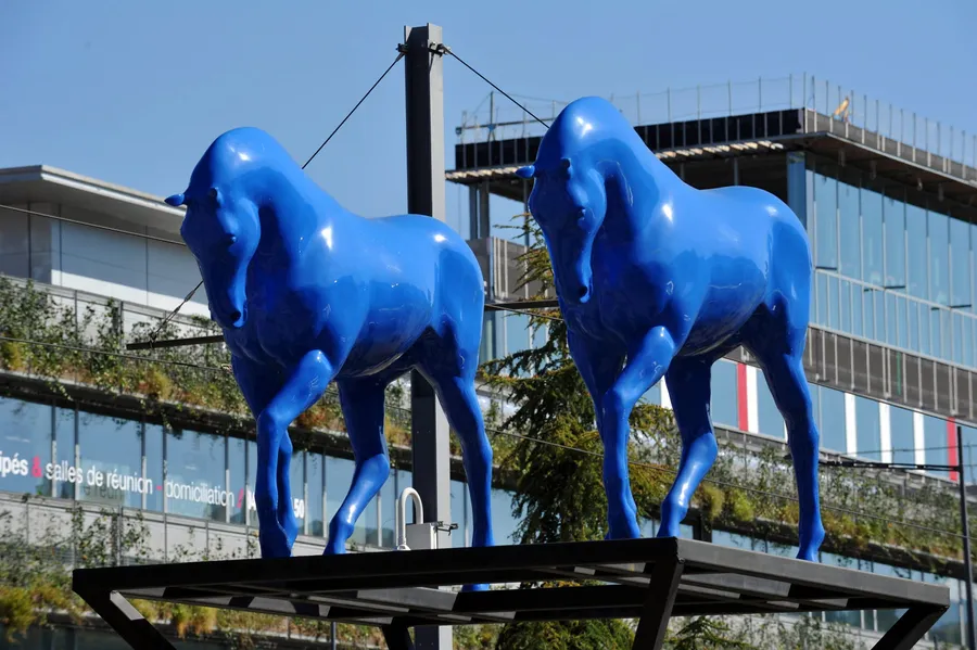 Image du carousel qui illustre: Chevaux bleus à Saint-Étienne