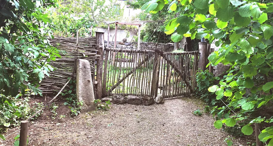 Image du carousel qui illustre: Visite guidée de la Ferme de la Cure et de son jardin en permaculture à Sailly