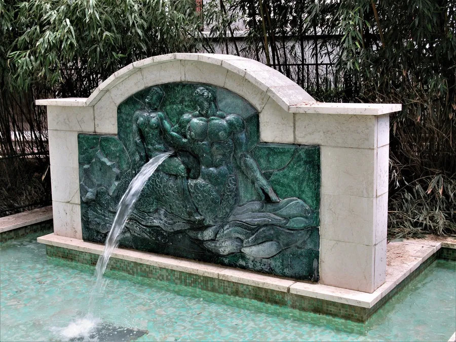Image du carousel qui illustre: Fontaine au Triton à Boulogne-Billancourt