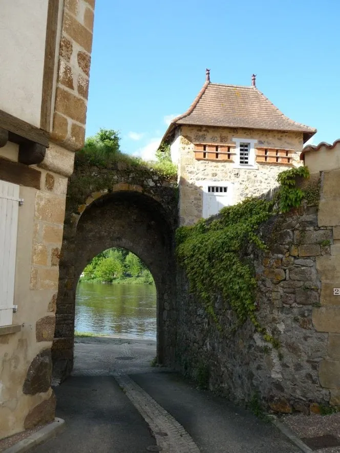 Image du carousel qui illustre: La porte de la rivière  à Availles-Limouzine