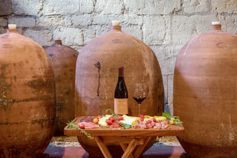 Image du carousel qui illustre: Participez à la fabrication du vin en amphores à Saint-Germain-de-la-Rivière