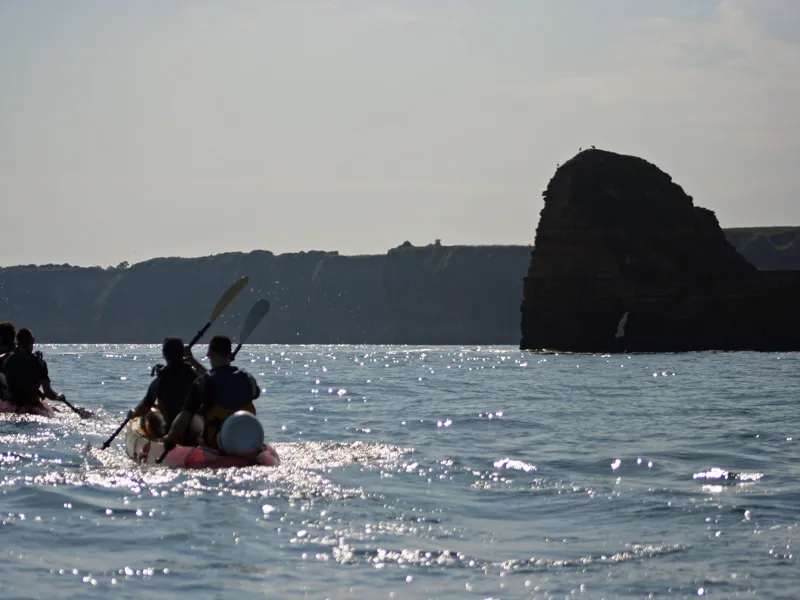 Image du carousel qui illustre: Randonnée En Kayak Vers La Pointe Du Hoc à Grandcamp-Maisy