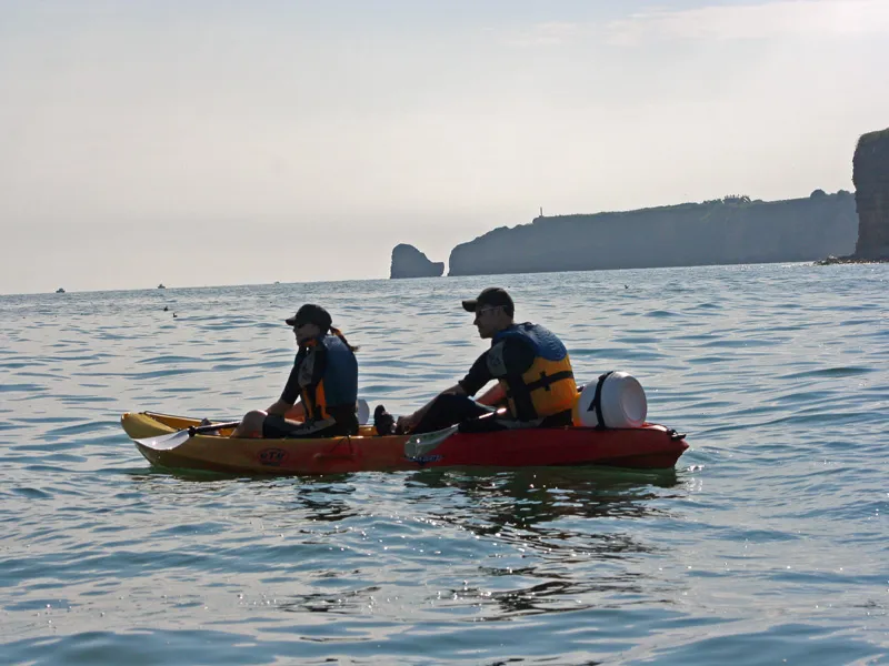Image du carousel qui illustre: Randonnée En Kayak Vers La Pointe Du Hoc à Grandcamp-Maisy