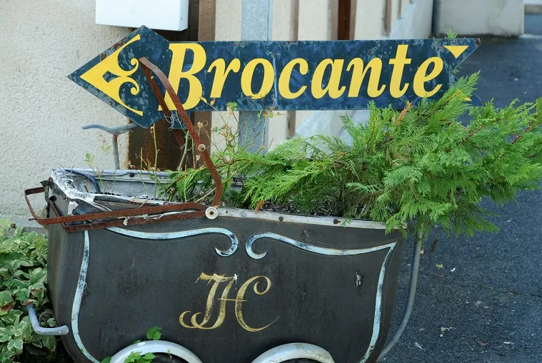 Image du carousel qui illustre: Brocante à Augy-sur-Aubois