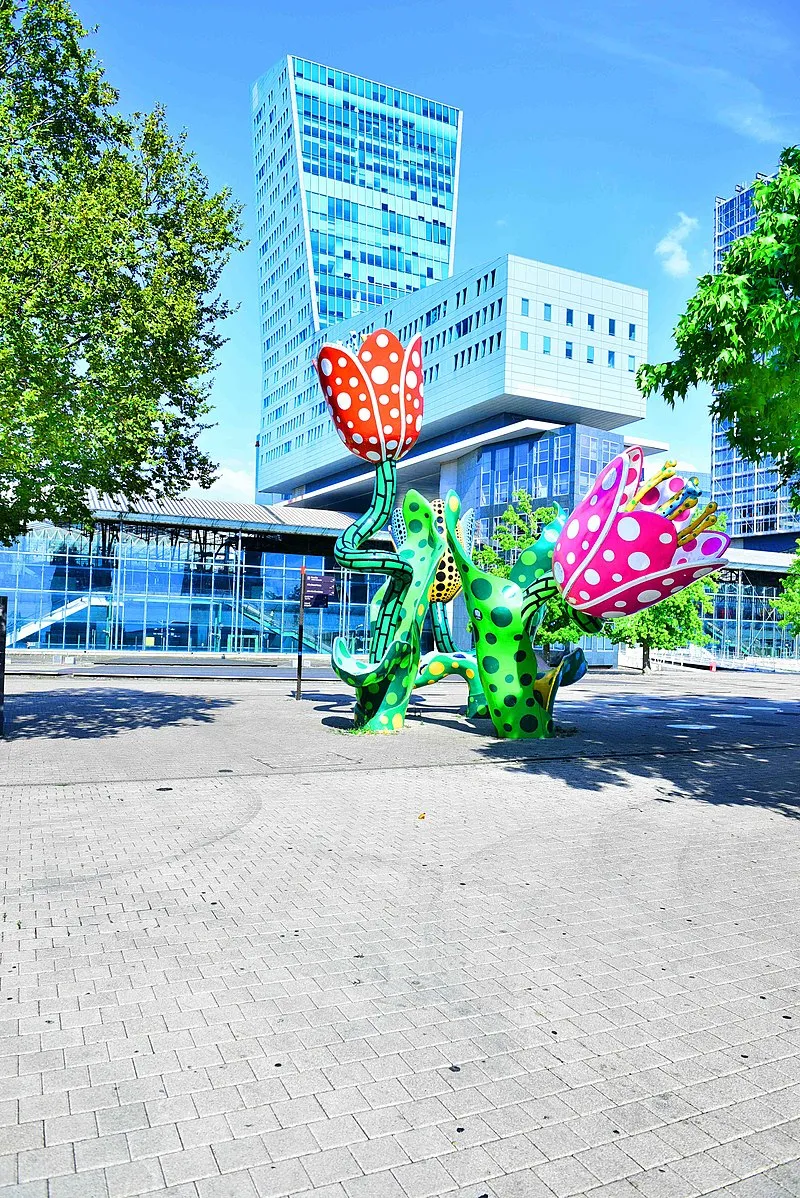 Image du carousel qui illustre: Les Tulipes de Shangri-La - Yayoï Kusama à Lille