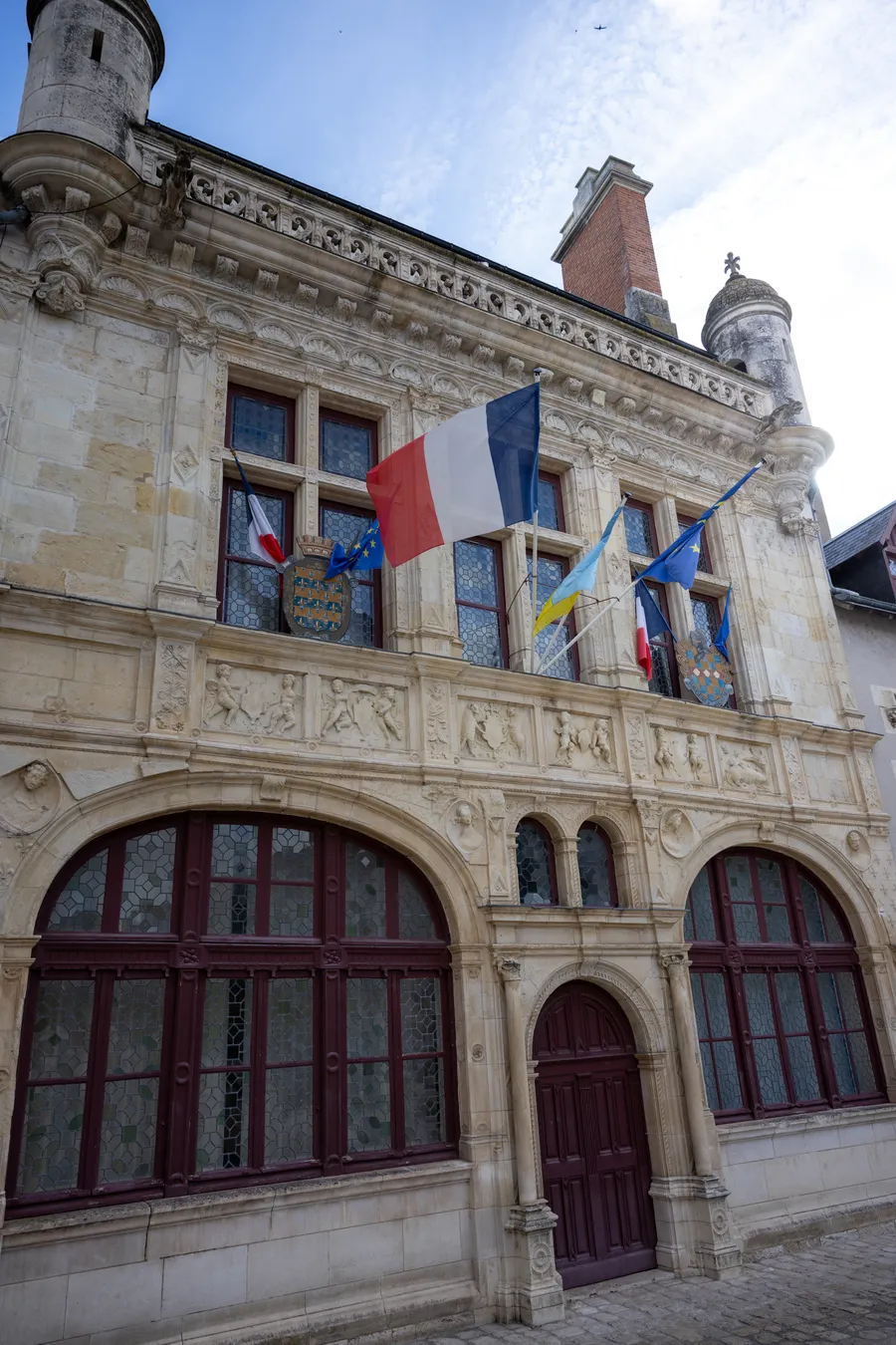 Image du carousel qui illustre: Tentures Brodées De L'hôtel De Ville De Beaugency à Beaugency