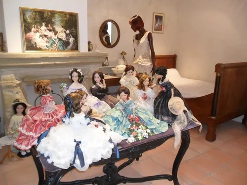 Image du carousel qui illustre: Exposition Permanente De L'histoire Du Costume à Lauzun