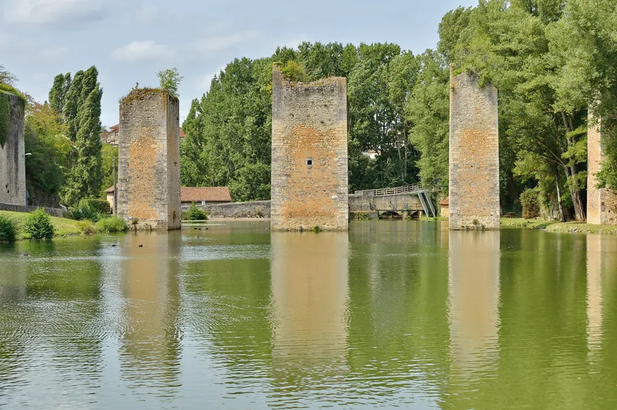 Image du carousel qui illustre:  Le château et les piles du pont à Lussac-les-Châteaux
