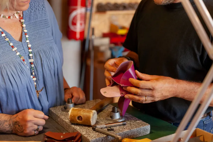 Image du carousel qui illustre: Fabriquez votre porte-monnaie en cuir à Jonzier-Épagny
