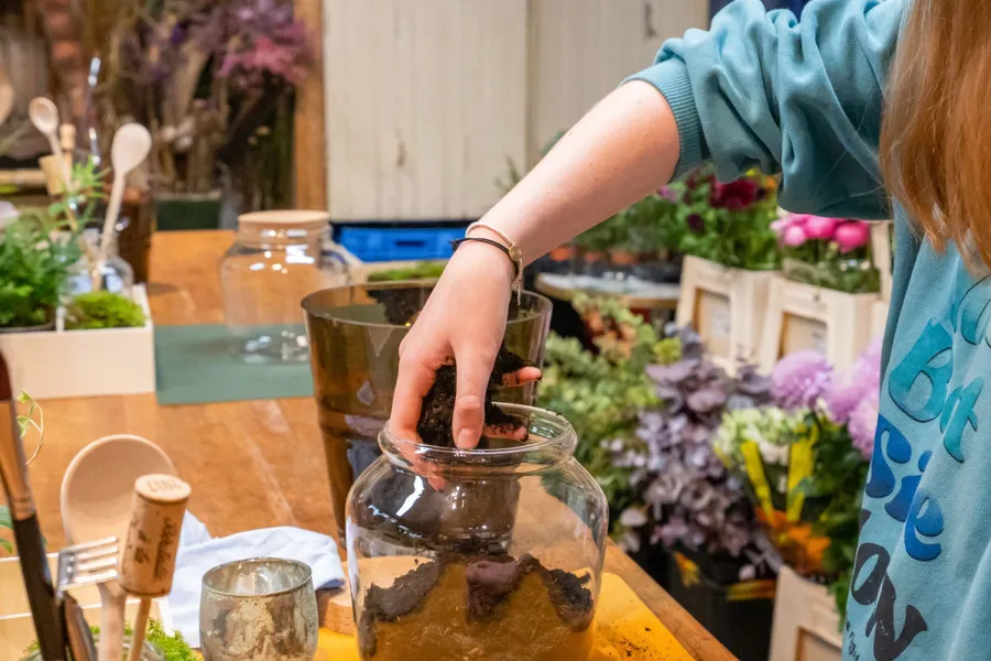 Image du carousel qui illustre: Composez votre terrarium en famille à Paris