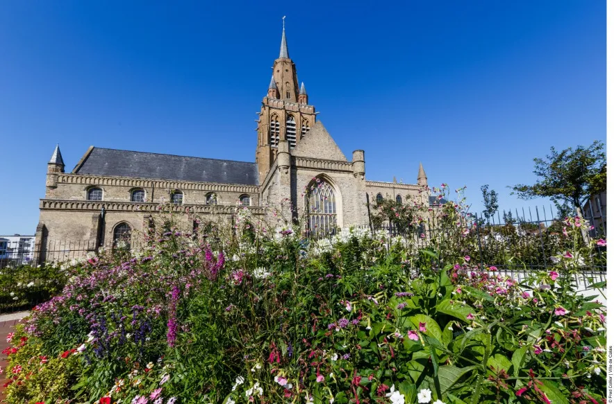 Image du carousel qui illustre: église Notre Dame et les jardins tudor à Calais