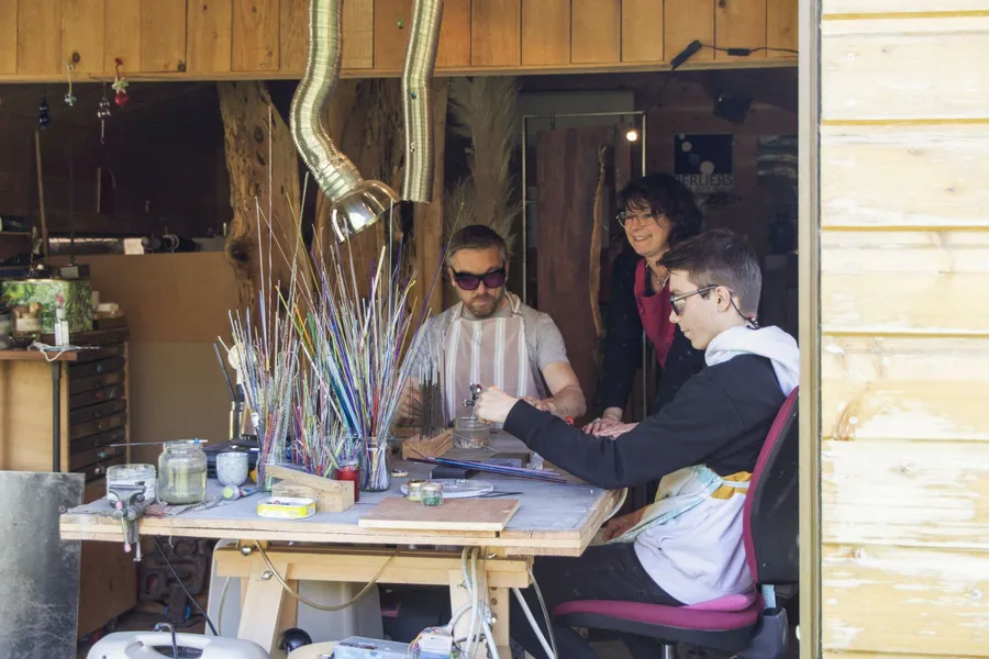 Image du carousel qui illustre: Créez votre accessoire unique en verre de Murano à Daux
