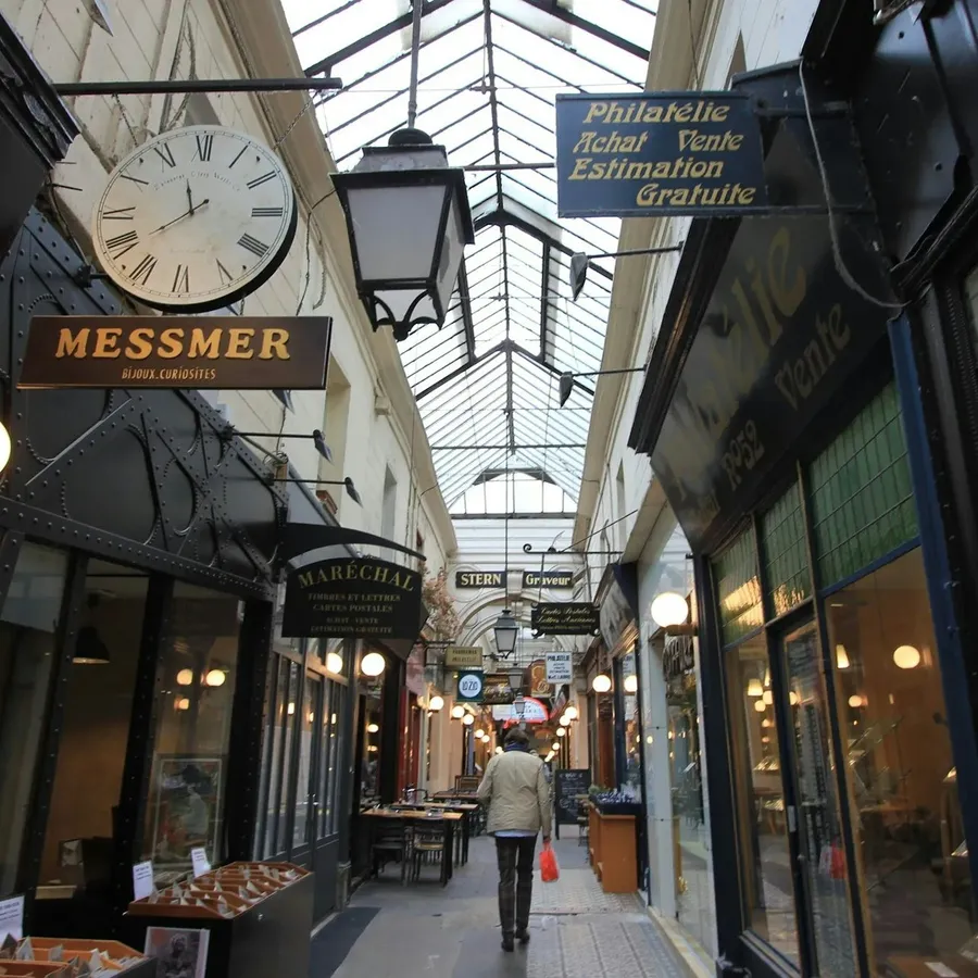 Image du carousel qui illustre: Les passages couverts de Paris à Paris