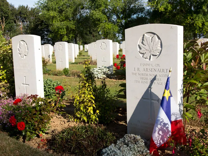 Image du carousel qui illustre: Cimetière Militaire Canadien à Bény-sur-Mer