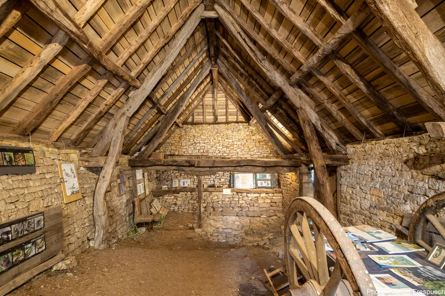 Image du carousel qui illustre: Entrez dans l'histoire à travers la visite d'une grange-étable du XVe siècle à Bellefont-La Rauze