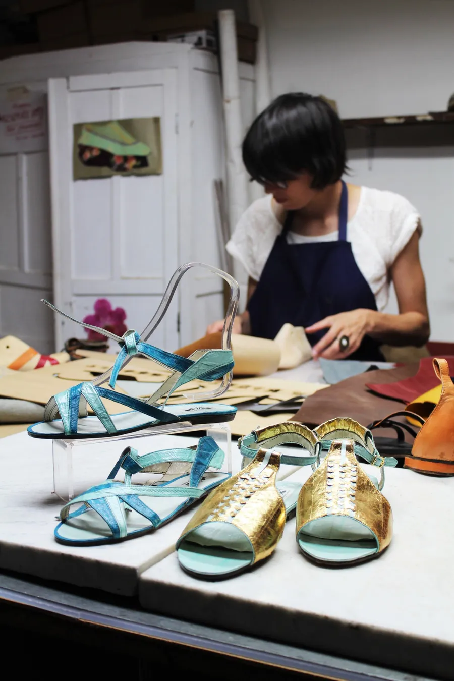 Image du carousel qui illustre: Réalisez vos sandales sur-mesure en cuir à Paris