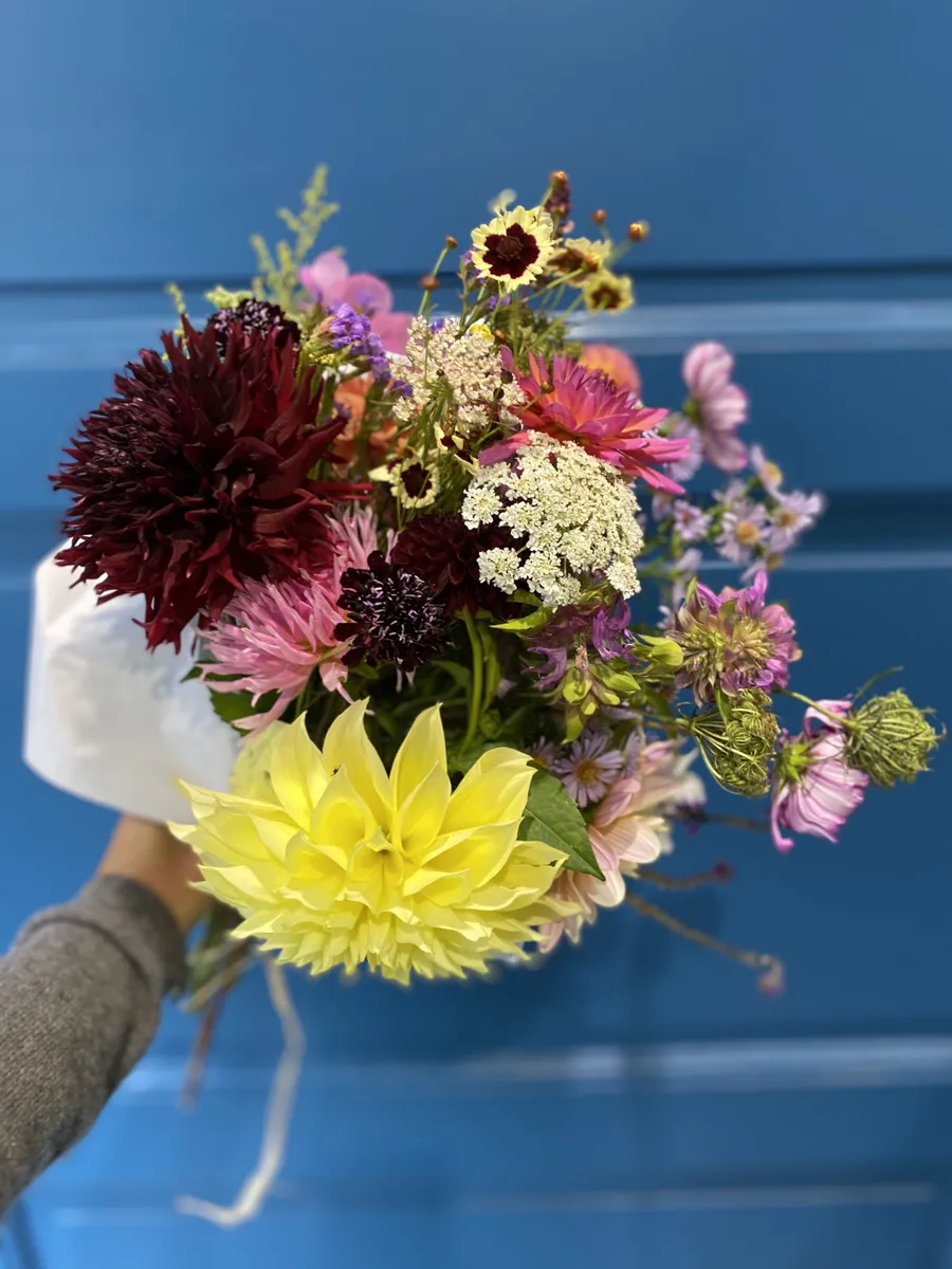 Image du carousel qui illustre: Créez votre bouquet de fleurs à la ferme florale à Montreuil
