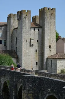 Image du carousel qui illustre: La Randonnée des bastides et châteaux en Albret à Lavardac