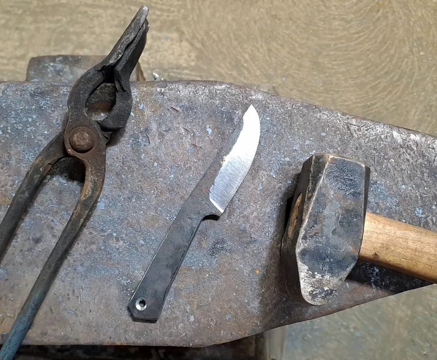 Image du carousel qui illustre: Forgez votre couteau droit tout en acier à Vic-Fezensac
