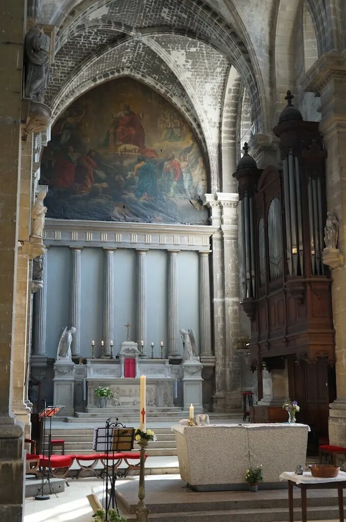 Image du carousel qui illustre: Visite libre et guidée d'une église fondée au IVe siècle à Reims