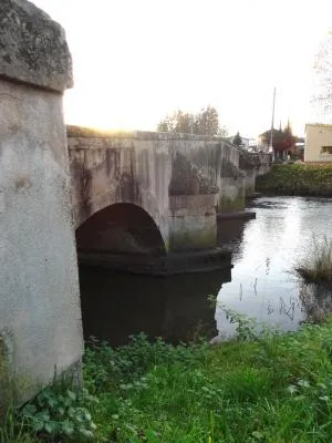 Image du carousel qui illustre: Le vieux pont sur le Sânon à Crévic