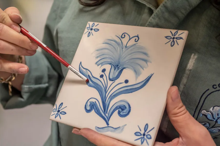 Image du carousel qui illustre: Plongez dans la culture portugaise des azulejos à Paris