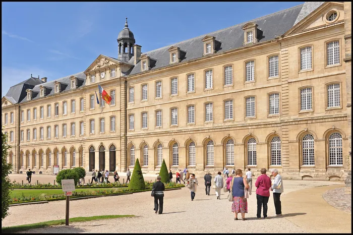 Image du carousel qui illustre: Visite libre du cloître et des expositions à Caen