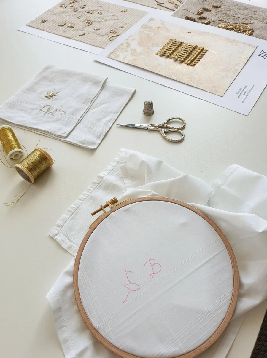 Image du carousel qui illustre: Brodez votre mouchoir en coton au fil d'or à Montreuil